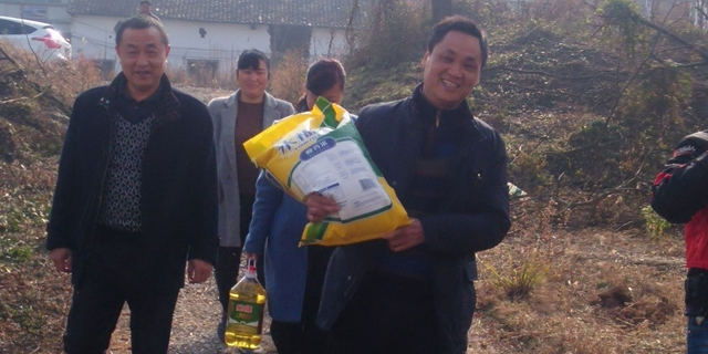 這個冬天不太冷，扶貧慰問情意濃